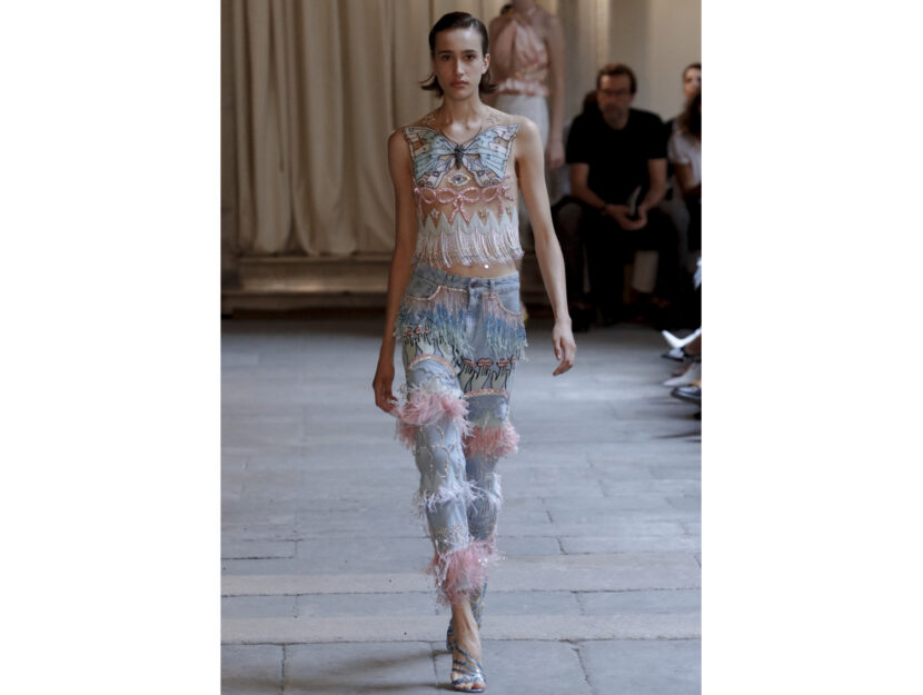 <p>I jeans "effetto plumage" di Vivetta</p>