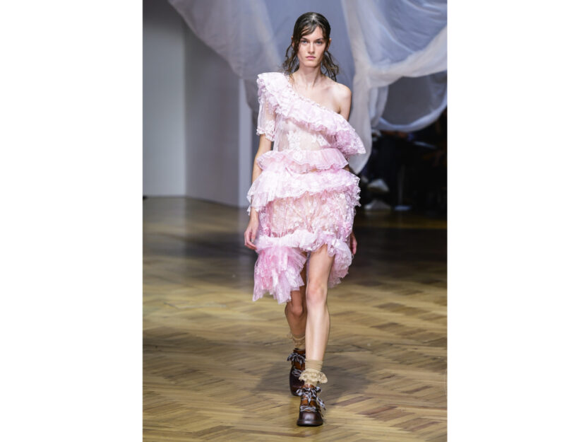 <p>Mini dress a balze con pizzo rosa di Preen by Thornton Bregazzi</p>