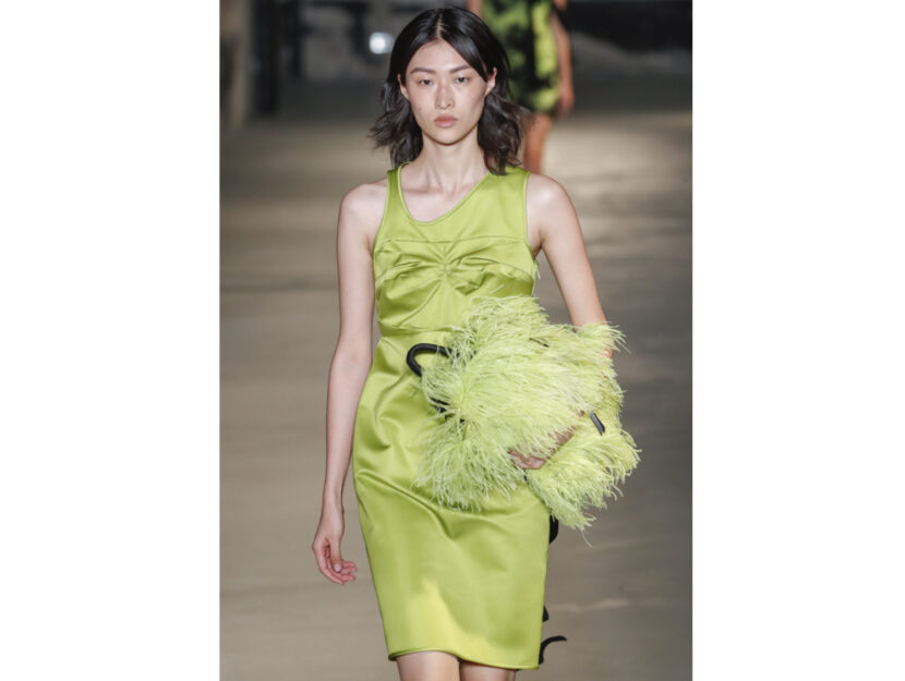 <p>Borsa con piume all over verde acido di N 21</p>
