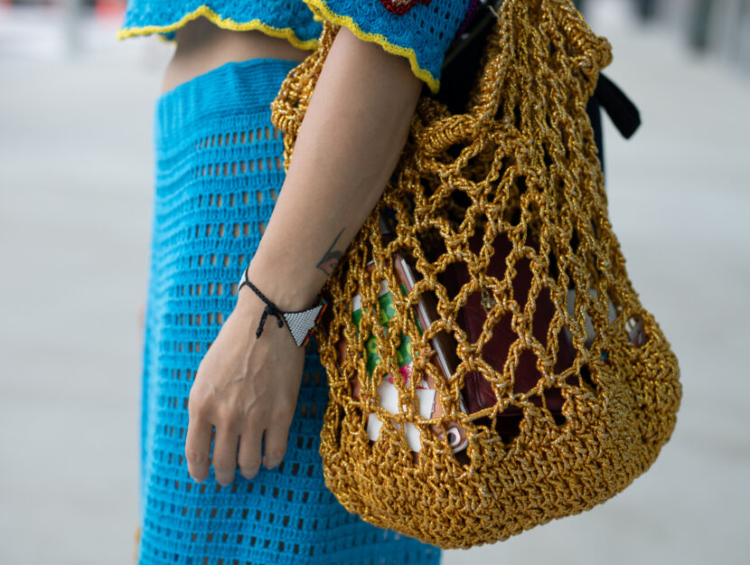 <p>Borsa a rete maglia larga sul giallo ocra</p>