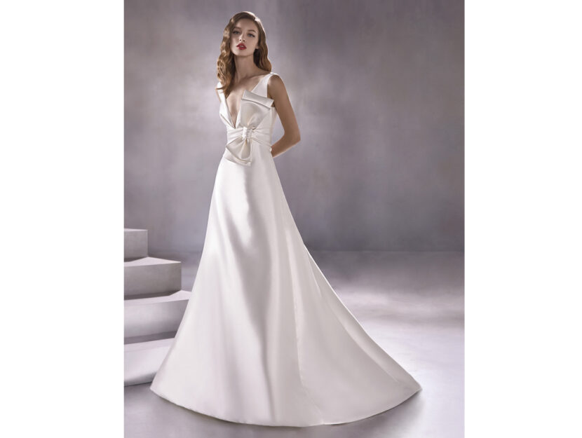 <p>Abito da sposa semiampio in tessuto liscio con fiocco sul davanti (PRONOVIAS)</p>