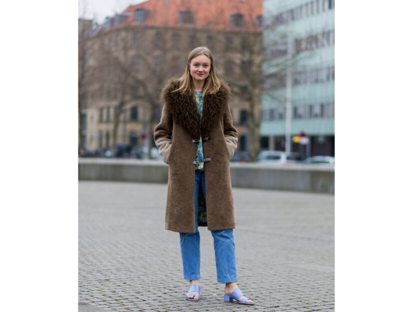 <p>I sandali bassi si portano anche in inverno con calzettoni e collant</p>