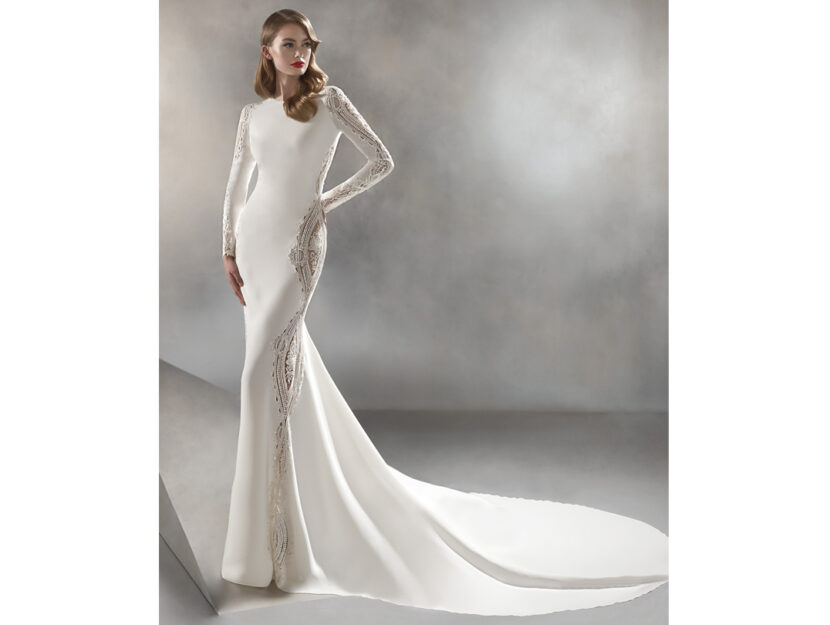 <p>Wedding dress avvolgente con ampio strascico e profili in pizzo (PRONOVIAS)</p>