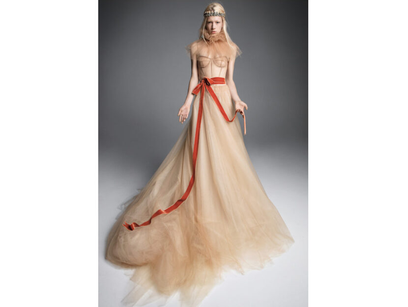 <p>Abito in tulle nude con bustier e fusciacca rossa in vita (VERA WANG)</p>