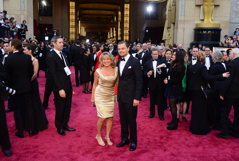 <p>Leonardo DiCaprio e sua madre Irmelin ai Golden Globes del 2014. Foto di FREDERIC J. BROWN/AFP/Getty Images</p>