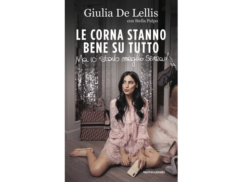 <p>"<strong>Le corna stanno bene su tutto</strong>" (sottotitolo: "Ma io stavo meglio senza!") è il primo libro di Giulia De Lellis, scritto con Stella Pulpo ed edito da Mondadori Electa</p>