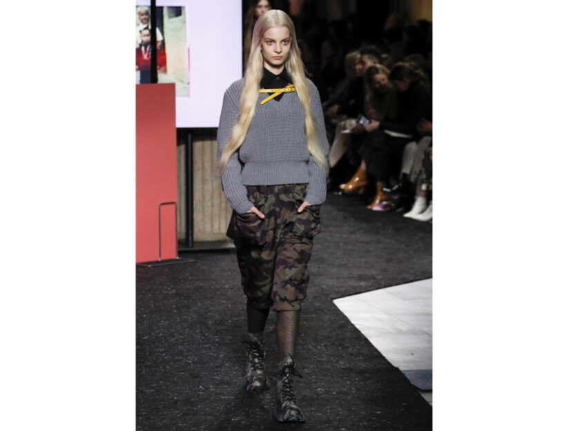 <p>Gli anfibi di Miu Miu si portano con i pantaloni in stile militare e un pullover</p>