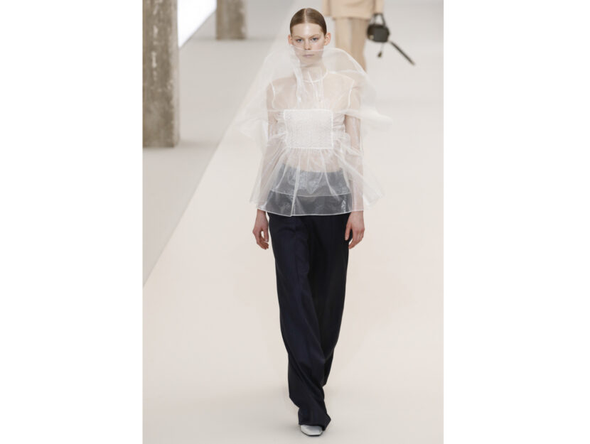 <p>Effetto see-through con il corpetto bianco di Nina Ricci</p>