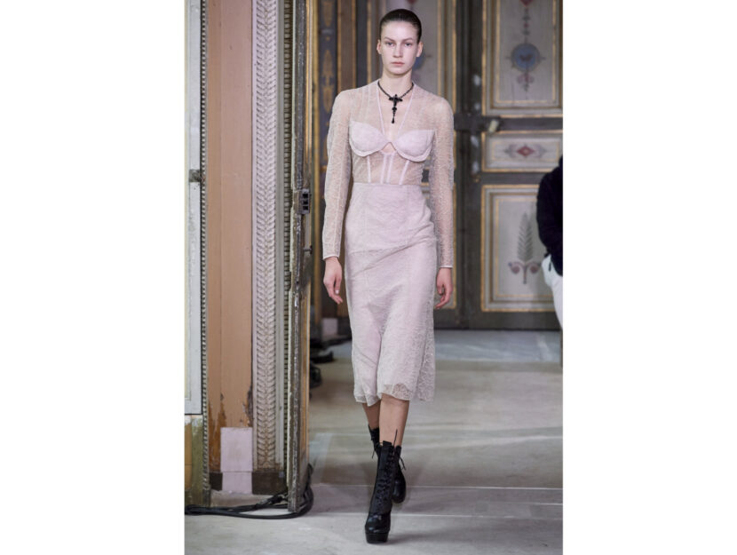 <p>Reggiseno a vista, trasparenze e pizzi seducenti per Olivier Theyskens</p>