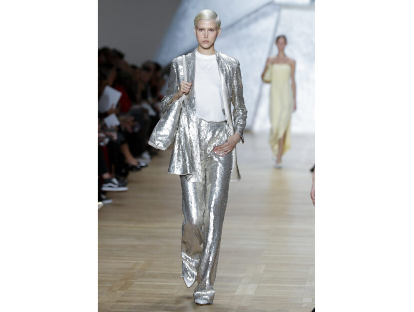 <p>Pantaloni a vita alta con le paillettes silver di Akris</p><p>Credits: <em>Mondadori Photo</em></p>
