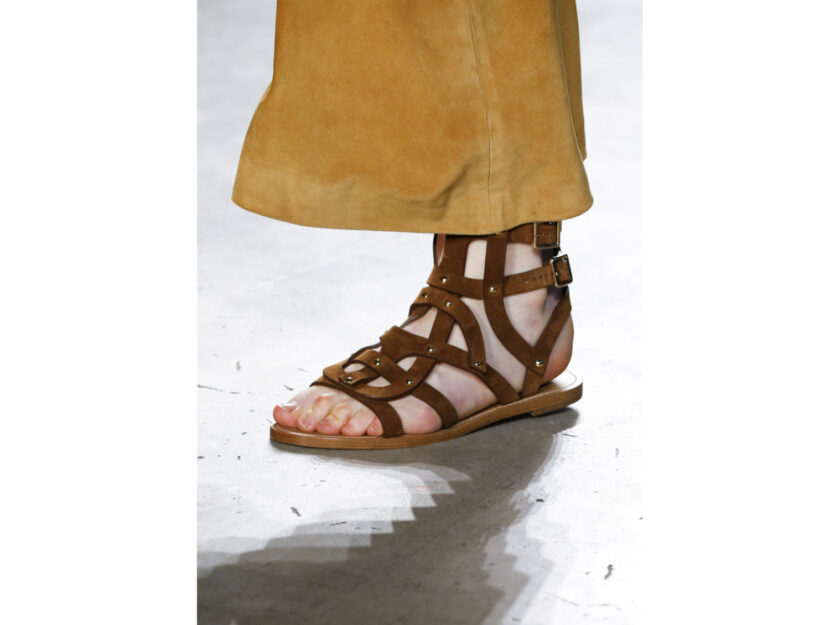 <p>I sandali alla francescana in cuoio di Alberta Ferretti</p>