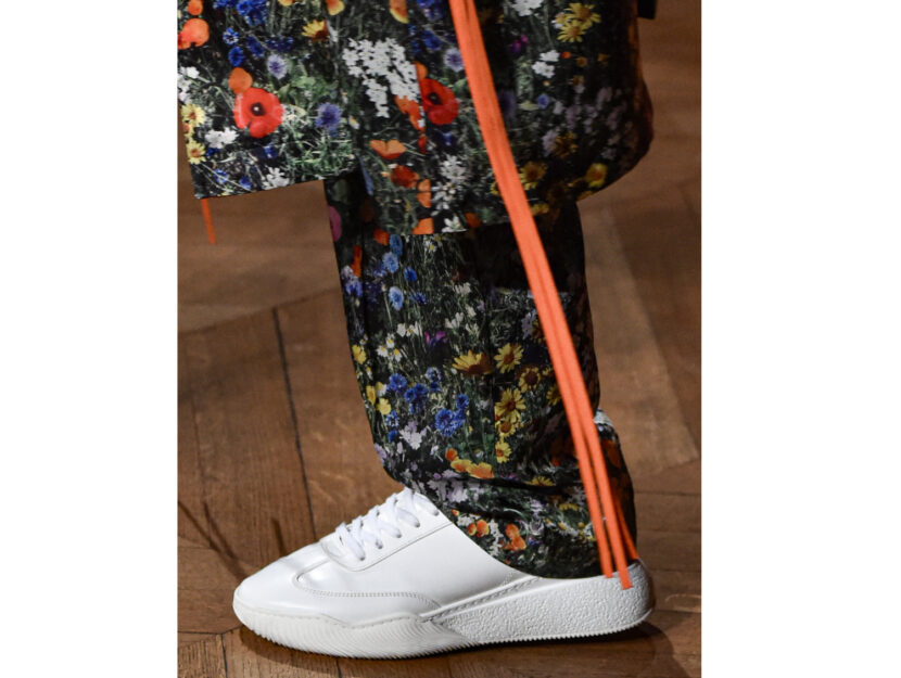 <p>Sneakers total white con i lacci di Stella McCartney</p>