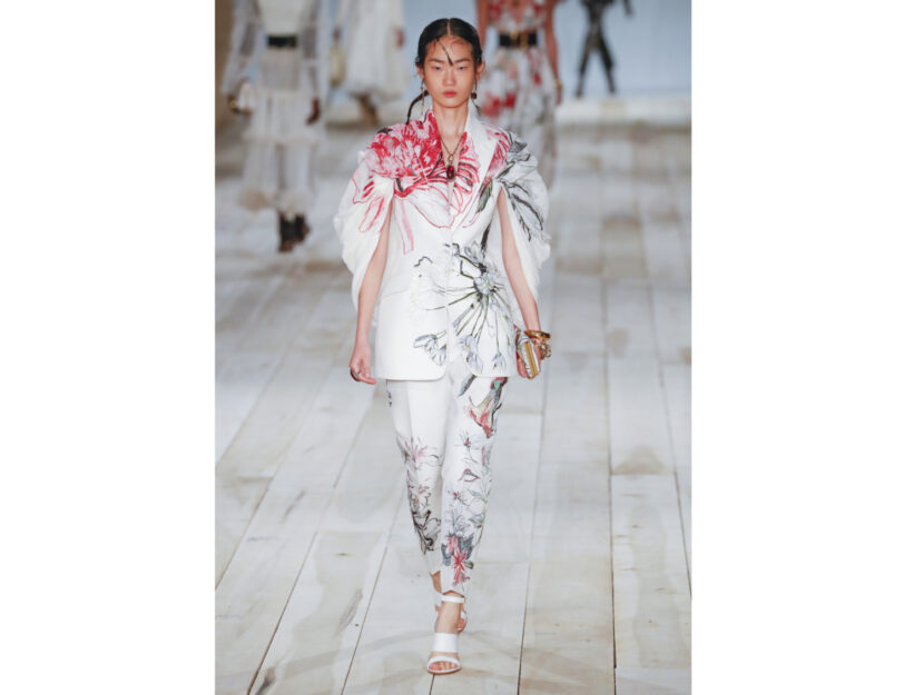 <p>Un completo dalla fantasia fiorata di Alexander McQueen</p><p>Credits: <em>Mondadori Photo</em></p>