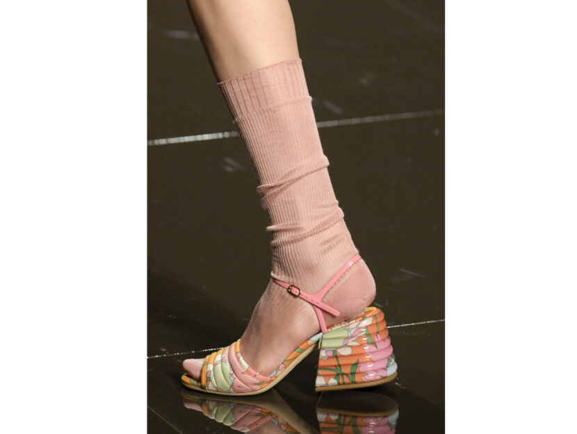 <p>Sandali dal tacco scultoreo a fantasia di Fendi</p>