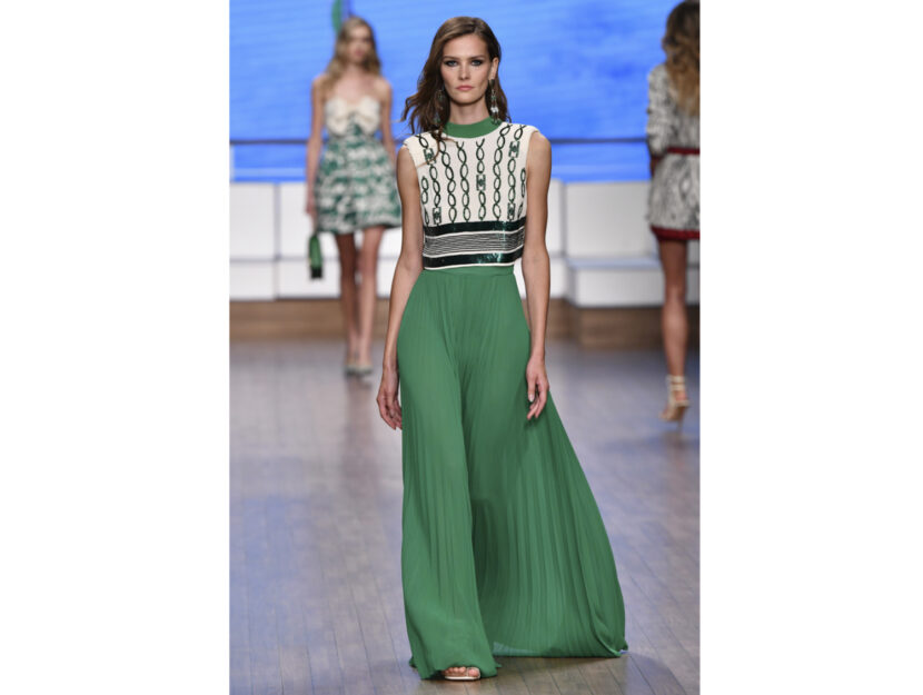 <p>Pantaloni ampi e monocolore sul verde plissettati di Elisabetta Franchi</p><p>Credits: <em>Mondadori Photo</em></p>