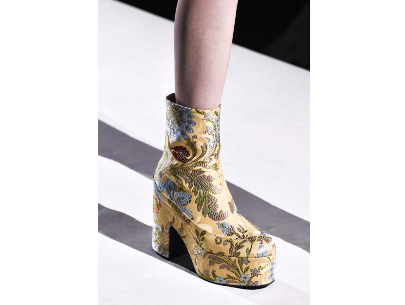 <p>Stivaletti con tacco e platau dalla fantasia fiorata di Dries Van Noten</p>
