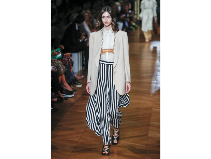 <p>Pantaloni super morbidi a righe bianche e nere di Stella McCartney</p><p>Credits: <em>Mondadori Photo</em></p>