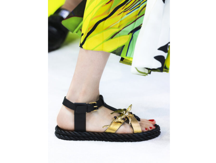 <p>Infradito con dettagli super preziosi di Valentino</p>