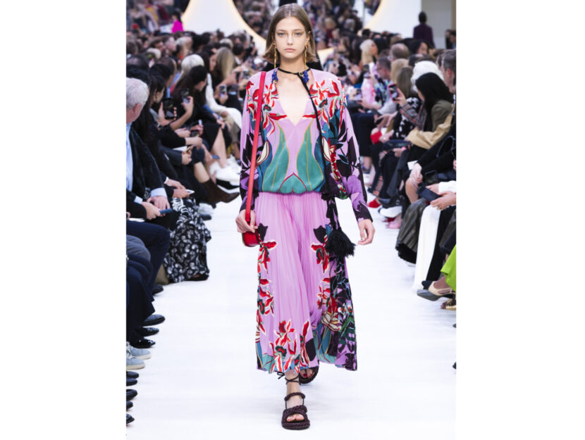 <p>Pantaloni modello culotte plissé a fiori super colorati di Valentino</p><p>Credits: <em>Mondadori Photo</em></p>