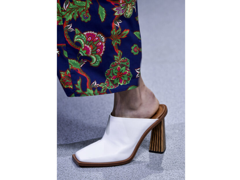 <p>Sabot con tacco squadrato total white di Givenchy</p>