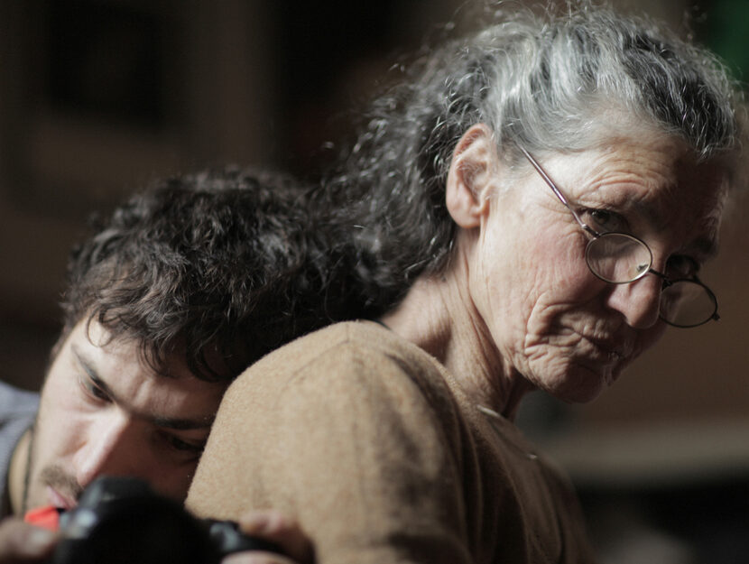 <p>Benedetta Barzini con il figlio Beniamino Barrese, regista del film "La scomparsa di mia madre"</p>
