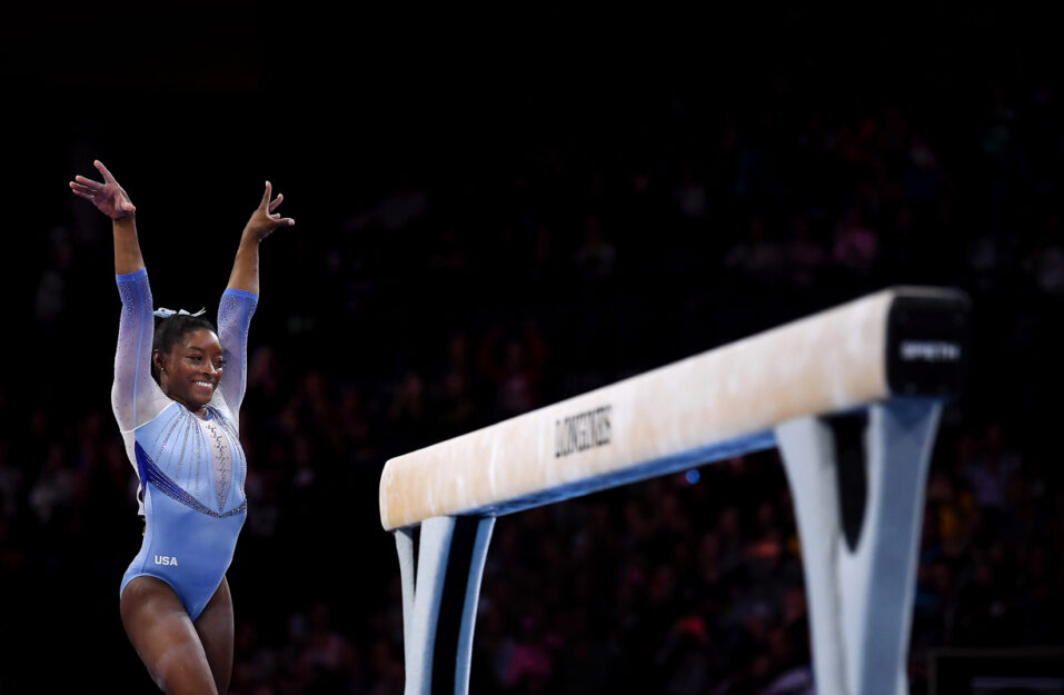 <p>Simone Biles durante le qualificazioni dei Campionati mondiali femminili di ginnastica artistica a Stoccarda, Germania, il 5 ottobre 2019. Foto Laurence Griffiths/Getty Images</p>