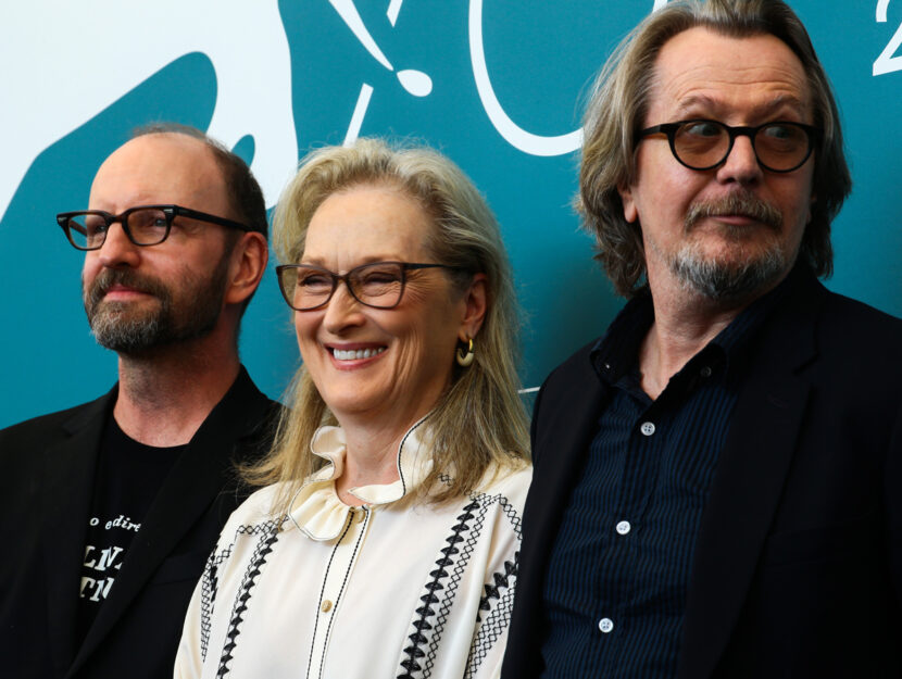 <p>Il regista Steven Soderbergh, Meryl Streep e Gary Holdman durante la presentazione del film a Venezia</p>