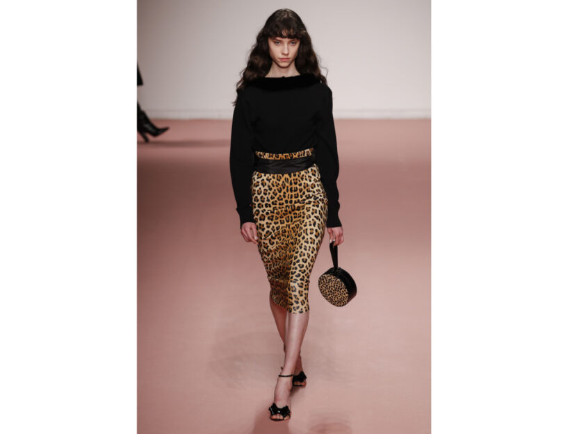 <p>La pencil skirt leopardata si abbina a un pullover nero come fa Blumarine</p>