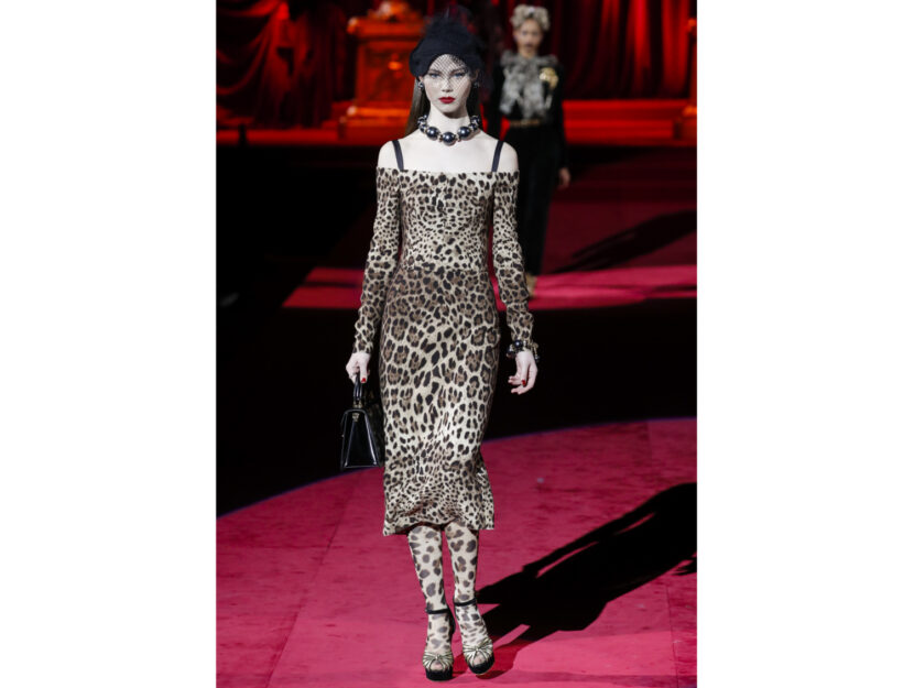 <p>Il long dress leopardato dalla scollatura off-the-shoulder di Dolce & Gabbana</p>