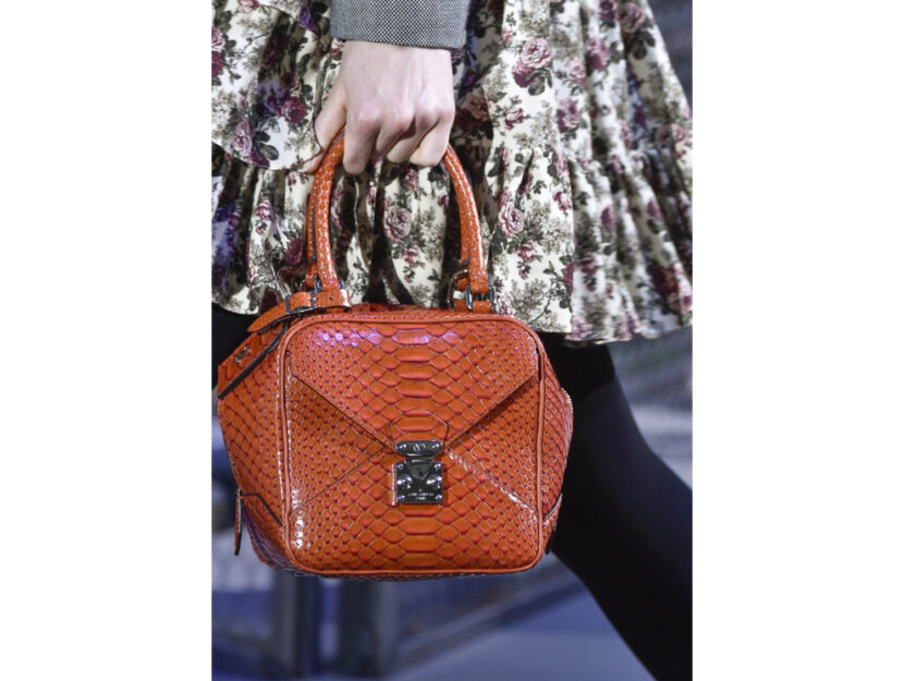 <p>La mini bag ruggine di Louis Vuitton dalla forma quadrata</p>
