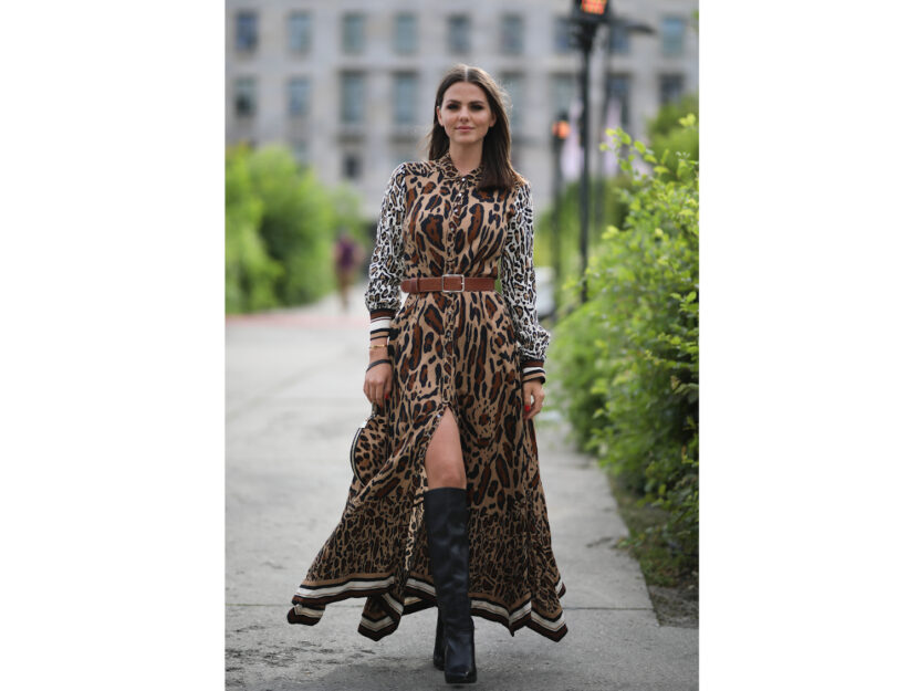 <p>Il long dress animalier con gli stivali per una vera femme fatale</p>