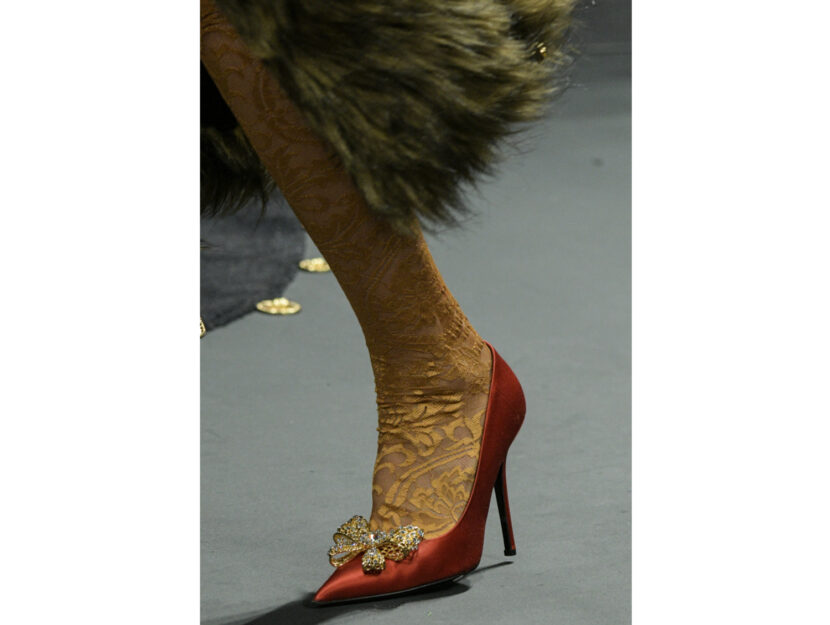 <p>Le décolleté gioiello di Versace riporan un fiocco molto glam</p>