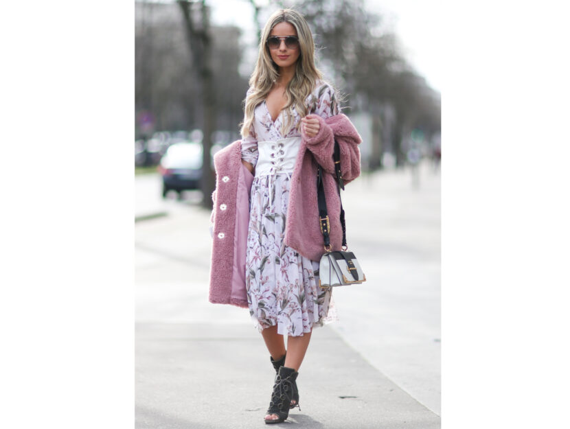 <p>L'abito a fiori con la faux fur rosa per sentirti romantica</p>