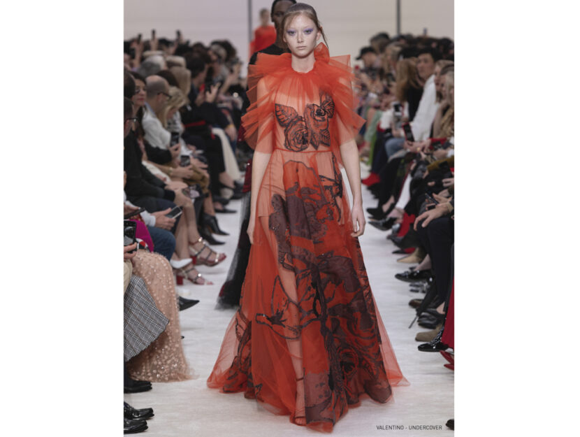<p>Il maxi dress ruggine di Valentino impreziosito dalle farfalle</p>