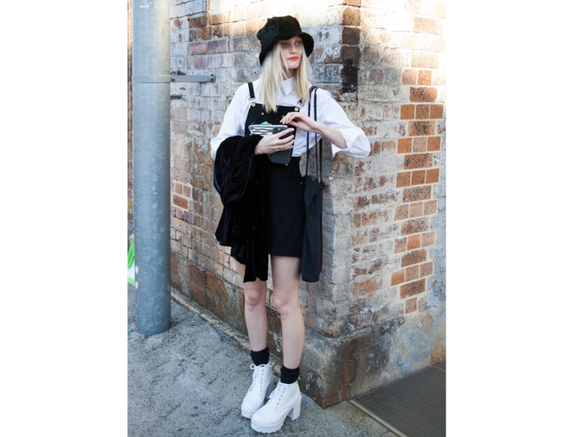 <p>Il mini dress in stile college si porta con gli stivaletti (e tanti accessori!)</p>