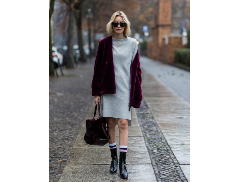 <p>L'abito in maglia monocolore è un pezzo chiave da avere sempre con sé</p>