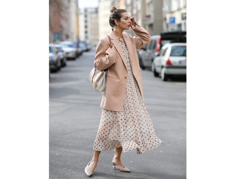 <p>Elegante e raffinata con l'abito plissè (e le scarpe con tacco!)</p>