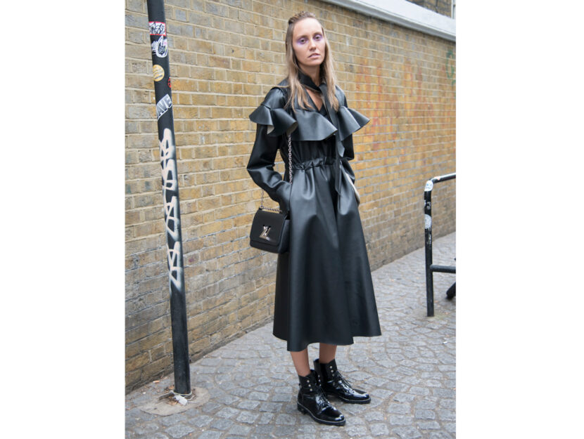 <p>Il long dress in pelle con stivaletti per un look decisamente rock</p>