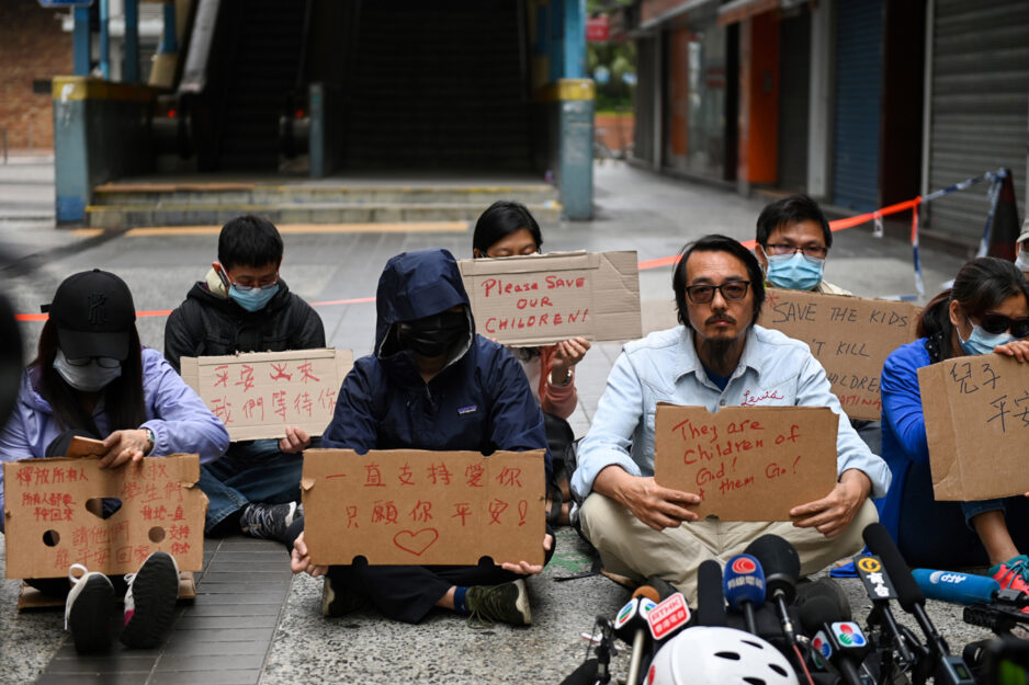 <p>Parenti dei ragazzi intrappolati nel PolyU protestano per chiedere una soluzione pacifica dello stallo.Hong Kong, 19 novembre 2019. Foto YE AUNG THU/AFP via Getty Images</p>
