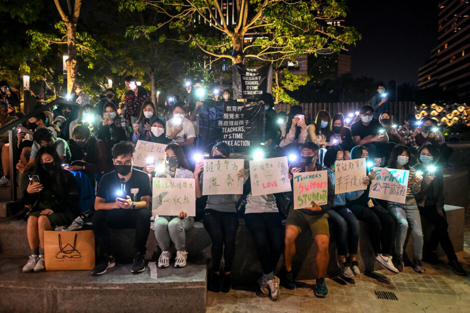 <p>Manifestanti fuori dal PolyU. Hong Kong, 19 novembre 2019. Foto YE AUNG THU/AFP via Getty Images</p>