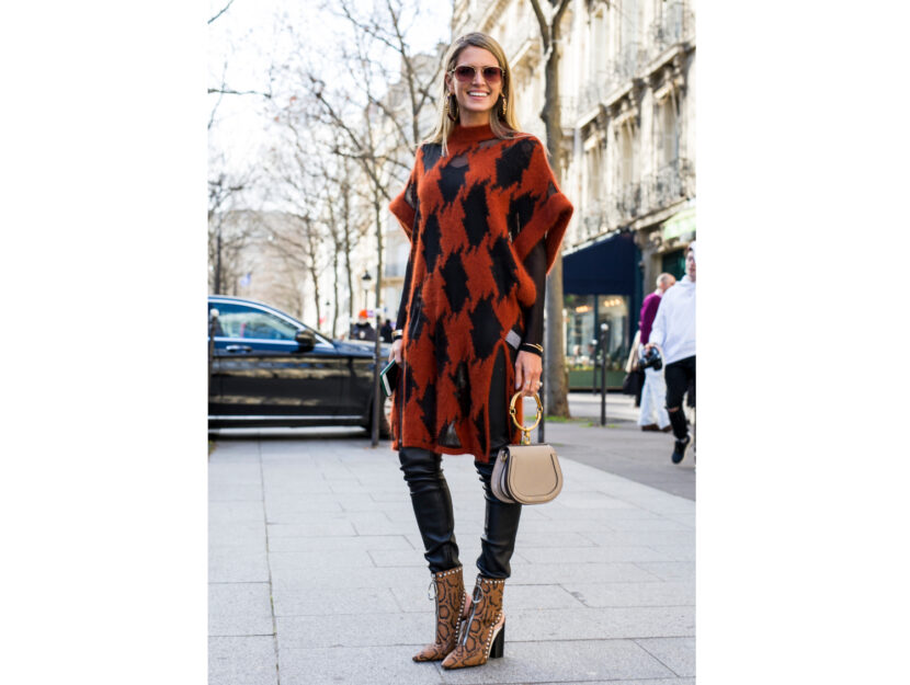 <p>L'abito oversize si porta con un paio di leggings in pelle</p>