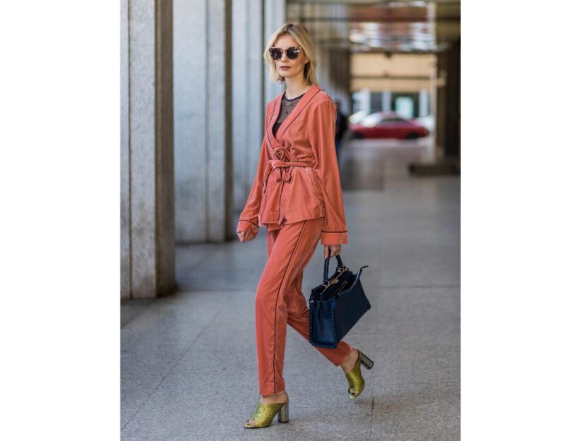 <p>Pantaloni in velluto con fasce laterali</p>
