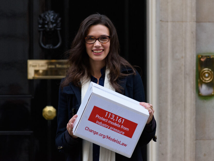 <p>La modella Rosie Nelson di fronte al n° 10 di Downing Street dove ha presentato il disegno di legge 113,161 per "Proteggere le modelle dalle pressioni dell'industria della moda". </p>