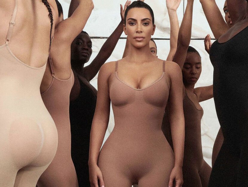 <p>Kim Kardashian in uno degli scatti promozionali del suo marchio di intimo modellante Skims</p>