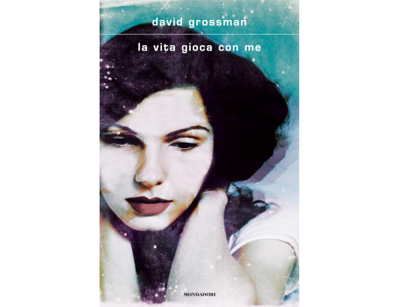 <p>"<a href="https://www.mondadoristore.it/La-vita-gioca-con-me-David-Grossman/eai978880471979/" data-mce-href="https://www.mondadoristore.it/La-vita-gioca-con-me-David-Grossman/eai978880471979/">La vita gioca con me</a>" (Mondadori) è il 14° romanzo di David Grossman</p>