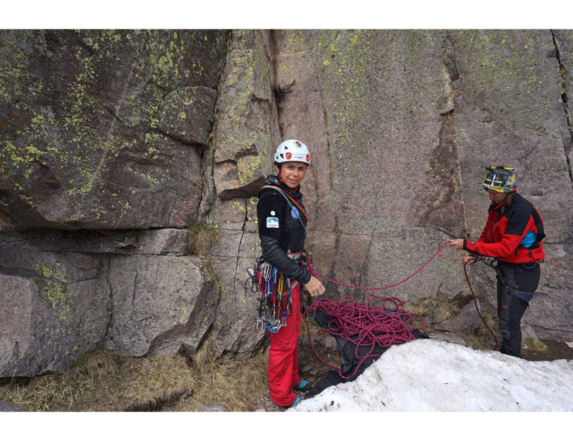 <p>Marica Favè, ex campionessa di sci e guida sulle Dolomiti, si prepara con corde e imbragatura per affrontare una parete di roccia</p>
