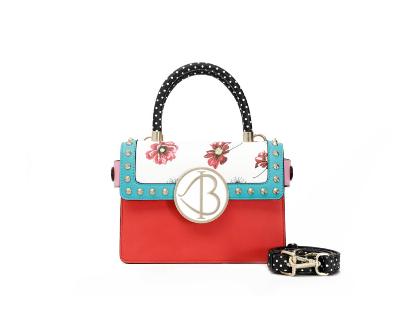 <p>Hand bag rettangolare con tracolla e dettaglio con cuore (BAGGHY)</p>