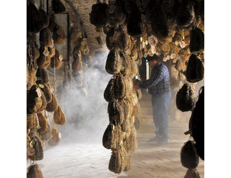 <p><span>Le cantine di stagionatura del culatello più antiche del mondo nell’Antica Corte Pallavicina, a Polesine Parmense</span></p>