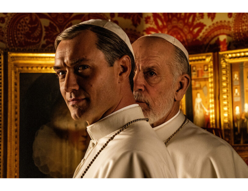 <p>Jude Law in una scena di "<em>The new pope"</em>, con John Malkovich</p>