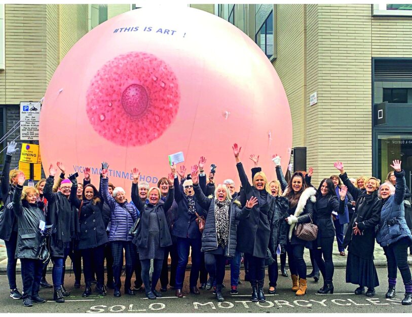 <p>Una manifestazione di donne operate per la diffusione dei tattoo estetici</p>